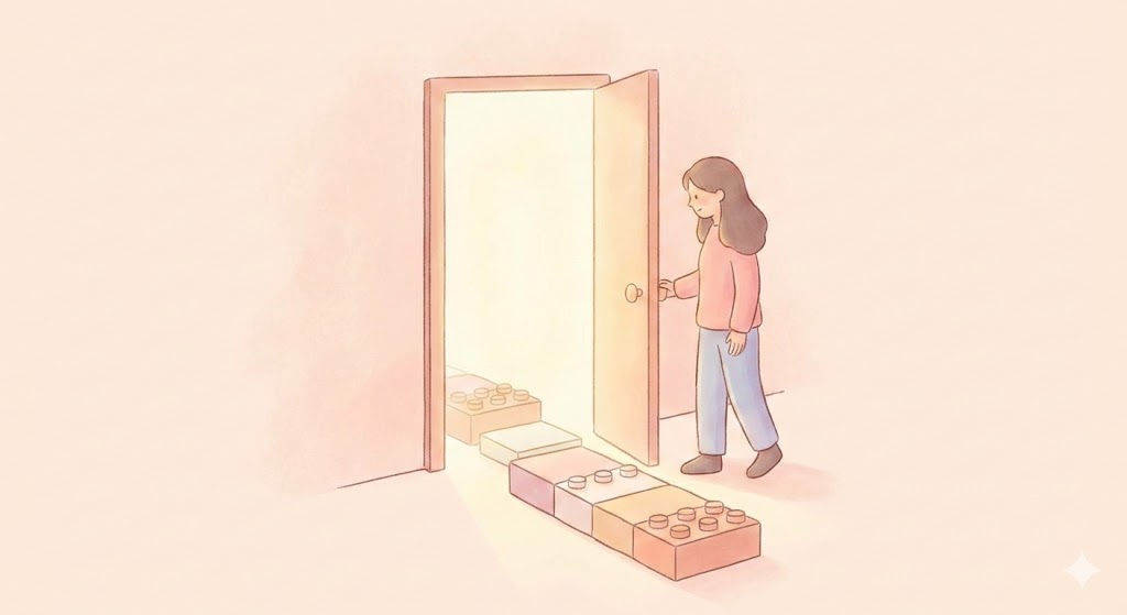 光の差す扉を開ける女性と、足元に続く積み木の道のイラスト